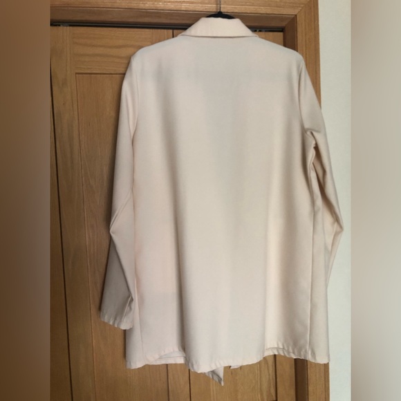 Pretty Little Thing cream colored relaxed fit blazer. Size 10. Great condition! - Picture 2 of 3